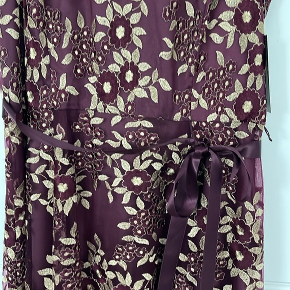 Brand NWT Tahari Arthur S. Levine Aubergine/Gold sleeveless Dress size 12 - Picture 3 of 8